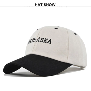 Detailansicht der Nebraska-Stickerei auf zweifarbiger Baseballkappe mit Luftlöchern