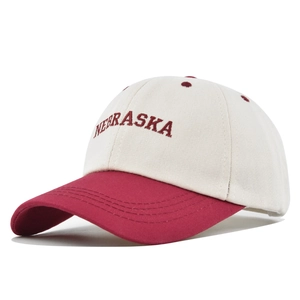 Detail der Nebraska-3D-Stickerei auf der zweifarbigen Vintage-Baseballkappe mit Ziernaht