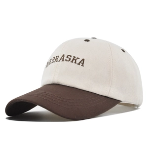 Detailansicht der Nebraska-Stickerei und Nähte auf der zweifarbigen Vintage-Baseballkappe