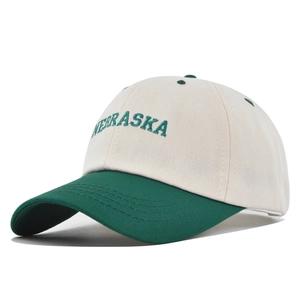 Klassische zweifarbige Baseballkappe mit grüner Nebraska-Stickerei auf beige Krone