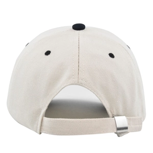 Verstellbare beige Baseballkappe mit schwarzen Ösen und silberner Metallschnalle