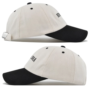 Detail mit Nebraska-Stickerei und silberner Metallschnalle an zweifarbiger Baseballkappe