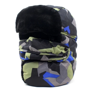 Dettaglio del cappello invernale con tessuto mimetico e fodera in ecopelliccia nera