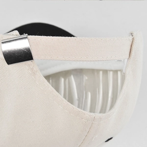 Detail der verstellbaren Baumwoll-Baseballkappe mit silberner Metallschnalle
