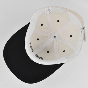 Detail der Innenseite einer Baumwoll-Baseballkappe mit Waschetikett und Verstellriemen