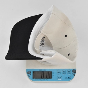 Detailansicht der leichten 81,8g Konstruktion dieser Baumwoll-Baseballkappe in Beige