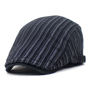 Détail du béret en coton bleu marine à rayures avec boucle de réglage latérale en métal