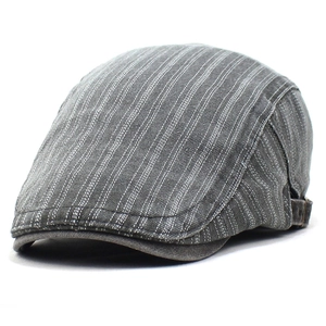 Vue détaillée du béret gris à fines rayures avec boucle de réglage latérale en métal
