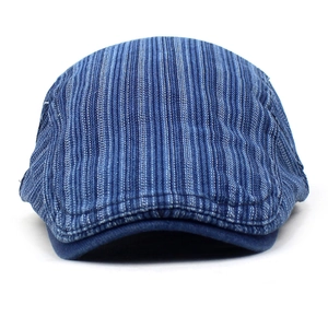 Vue détaillée des rayures verticales bleues et de la texture en coton d'un béret vintage