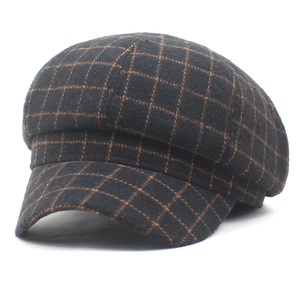 Gros plan d'une casquette gavroche à carreaux marron avec texture en laine de qualité supérieure