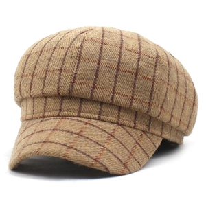 Vue détaillée de la casquette gavroche vintage à carreaux en laine marron chaud