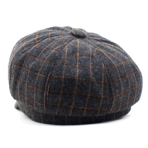 Gros plan détaillé d'une casquette octogonale à carreaux gris foncé en laine épaisse