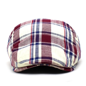 Detailaufnahme der Vintage-Schiebermütze mit rot-blau-weißem Karomuster im Retro-Stil