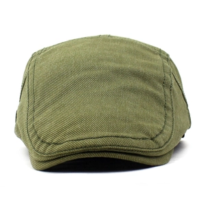 Gros plan détaillé sur la casquette plate en coton vert olive avec texture sergé