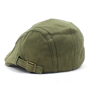 Vue détaillée du béret en coton vert olive avec sa boucle réglable en cuivre vintage