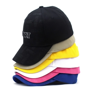 Detail der SPORT bestickten Baseballkappe mit strukturiertem Muster in vielen Farben