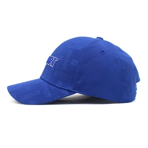 Detail der blauen Baseballkappe mit SPORT-Stickerei und dezenten geprägten Mustern
