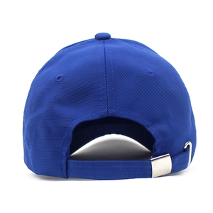 Rückansicht der königsblauen Baseballkappe mit Köperstruktur und Metallschnalle