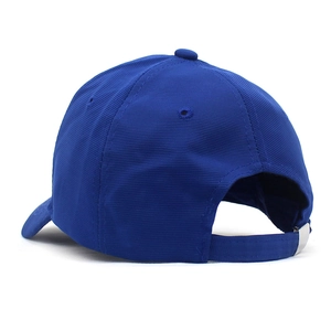Detail der dunkelblauen Baseballkappe hinten mit Metallschnalle und strukturiertem Stoff