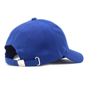 Verstellbare dunkelblaue Baumwoll-Baseballkappe mit gesticktem Sport-Schriftzug und Metallschnalle