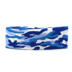 Detailansicht des blauen Camouflage-Strick-Sportstirnbands mit Gewebestruktur und Muster