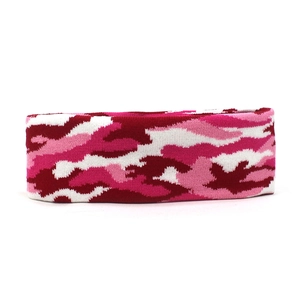 Detailansicht eines rosa Camouflage-Strickstirnbands mit weicher, elastischer Textur