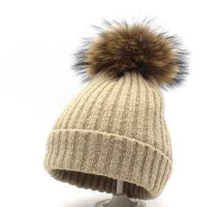 Damen Strickmütze für den Winter in Beige mit großem echtem Waschbär-Pelzbommel