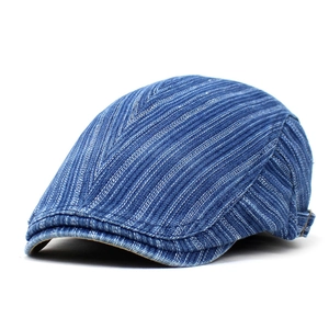 Détail de la boucle métallique sur la casquette plate en jean rayée bleu marine