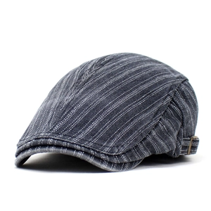 Détail de la casquette plate en jean à rayures blanches et boucle en métal réglable