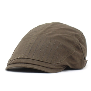 Détail de la casquette plate en coton marron foncé avec coutures et boucle en métal