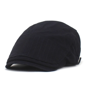 Détail d'un béret noir en coton avec des coutures verticales sur le panneau frontal