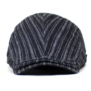 Béret classique en coton à rayures verticales noires et blanches avec coutures en V