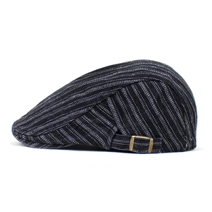 Béret rétro en denim à rayures noires et blanches avec boucle métallique ajustable
