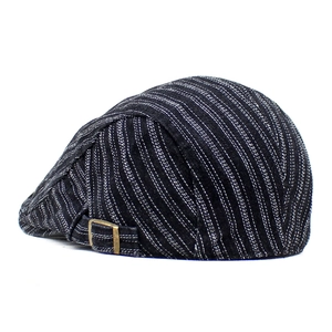 Gros plan détaillé sur la casquette gavroche en denim bleu à fines rayures blanches