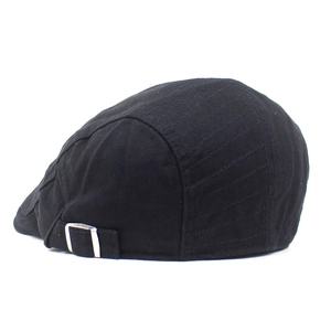 Détail de la boucle métallique réglable et des coutures sur la casquette plate noire en coton