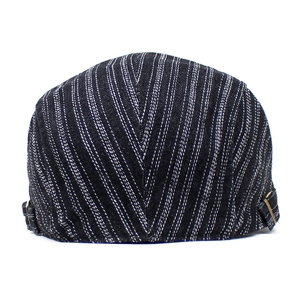 Vue arrière du béret à rayures avec boucles métalliques et détails des coutures