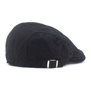 Détail de la boucle métallique réglable sur la casquette plate en coton noir vue de côté