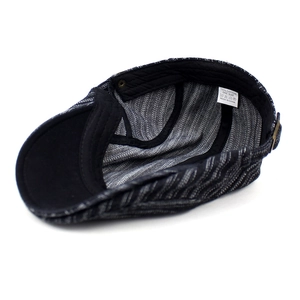 Béret en coton rayé noir et gris avec vue sur la doublure intérieure et l'étiquette de taille