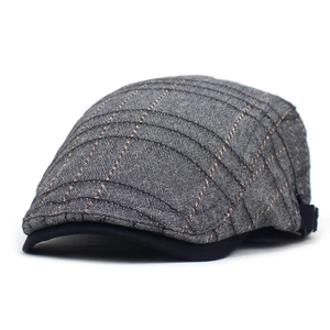 Détail d'une casquette plate à carreaux gris avec texture tricotée et sangle réglable