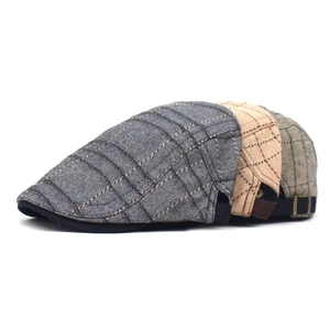 Trois bérets vintage à carreaux en coton gris, beige et vert olive avec boucle métal