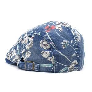Detail van bloemen denim platte pet met verstelbare metalen gesp en bedrukte stoftextuur