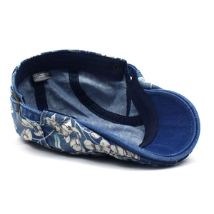 Blauwe denim flat cap met bloemenprint en details van de 100% katoenen voering