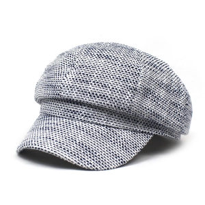 Μπροστινή όψη ενός καπέλου newsboy από tweed με κλασικό ασπρόμαυρο μοτίβο υφής