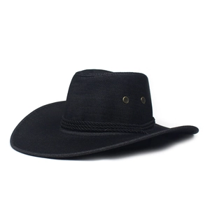 Detail eines schwarzen Western-Cowboyhuts mit Metallösen und geflochtener Bandverzierung