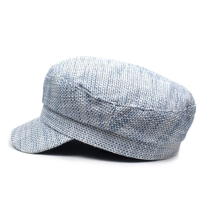 Vista dettagliata della trama in tessuto tweed su un berretto marinaio con visiera curva