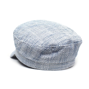 Dettaglio della trama intrecciata blu e bianca sul cappello da marinaio vintage da donna