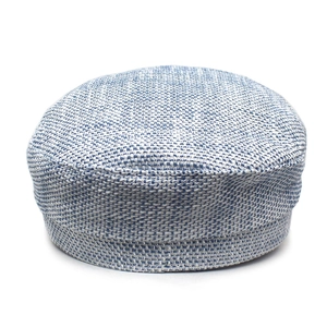 Vista dettagliata della trama in tweed intrecciato del cappello da marinaio blu e bianco