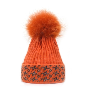 Berretto invernale in maglia arancione con pompon in ecopelliccia e dettagli glitter
