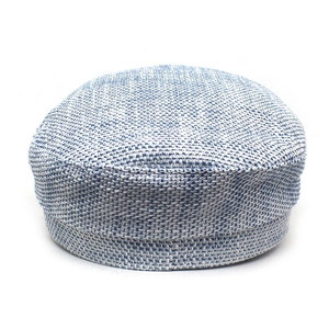 Dettaglio della trama in tweed blu e bianco su un berretto piatto da donna