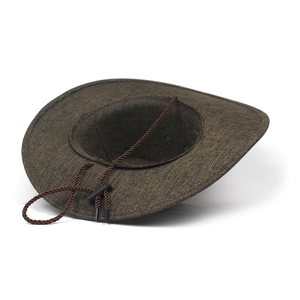 Detail eines dunkelbraunen Cowboyhuts aus Leinenimitat mit gewebtem Kinnband und Schnalle